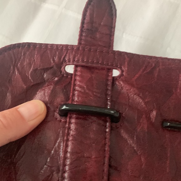 Matt & Nat Vegan Crinkle Crossbody Bag Distressed - Picture 14 of 17